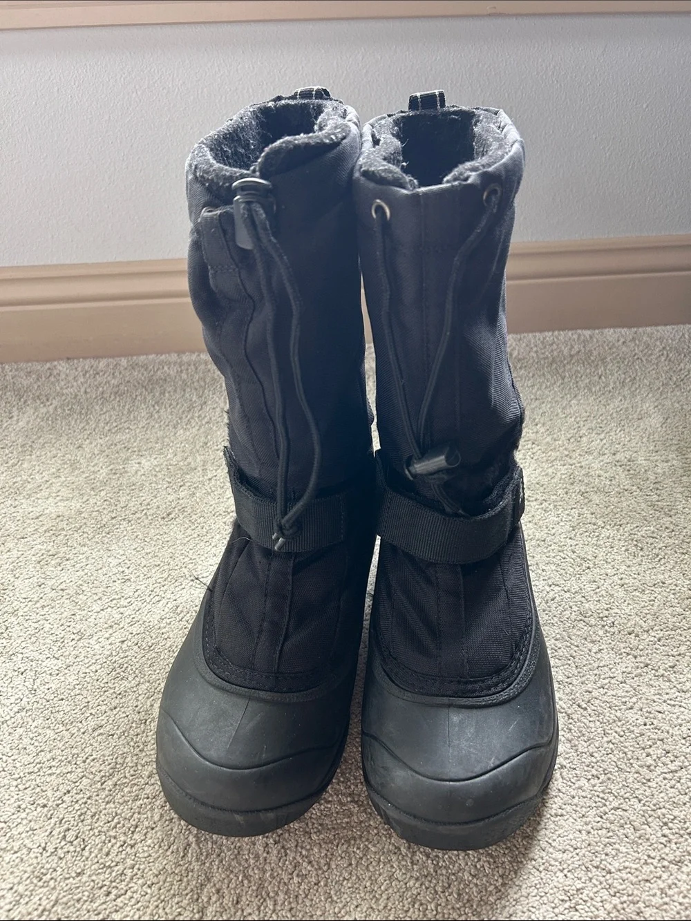 Kamik women’s Black Insulated Snow Boots with Drawcord Size 9